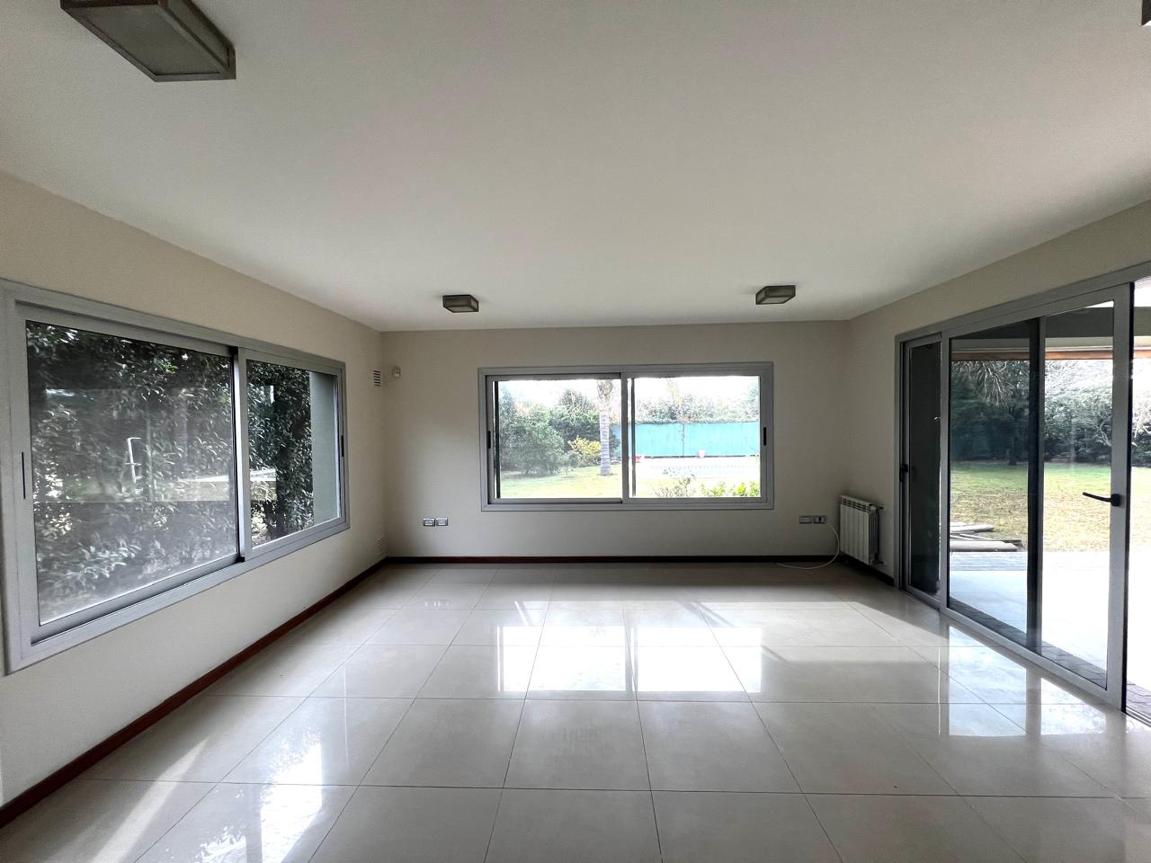 Casa a la Venta Altos del Chateau 5 dorm. La casa combina Elegancia y Funcionalidad. Recibe menor