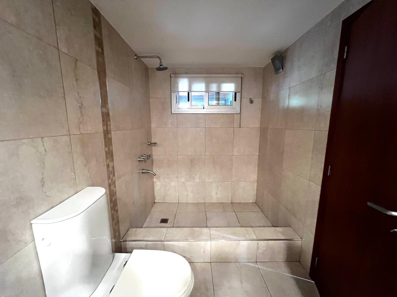 Casa a la Venta Altos del Chateau 5 dorm. La casa combina Elegancia y Funcionalidad. Recibe menor