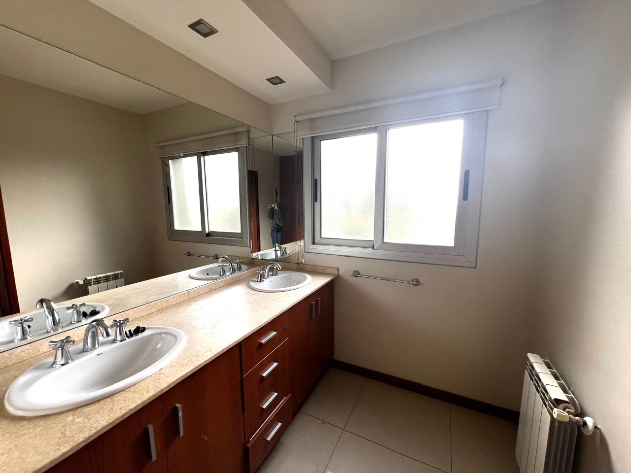 Casa a la Venta Altos del Chateau 5 dorm. La casa combina Elegancia y Funcionalidad. Recibe menor