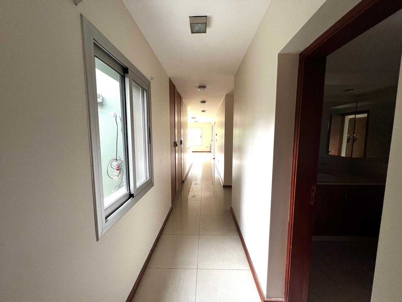 Casa a la Venta Altos del Chateau 5 dorm. La casa combina Elegancia y Funcionalidad. Recibe menor