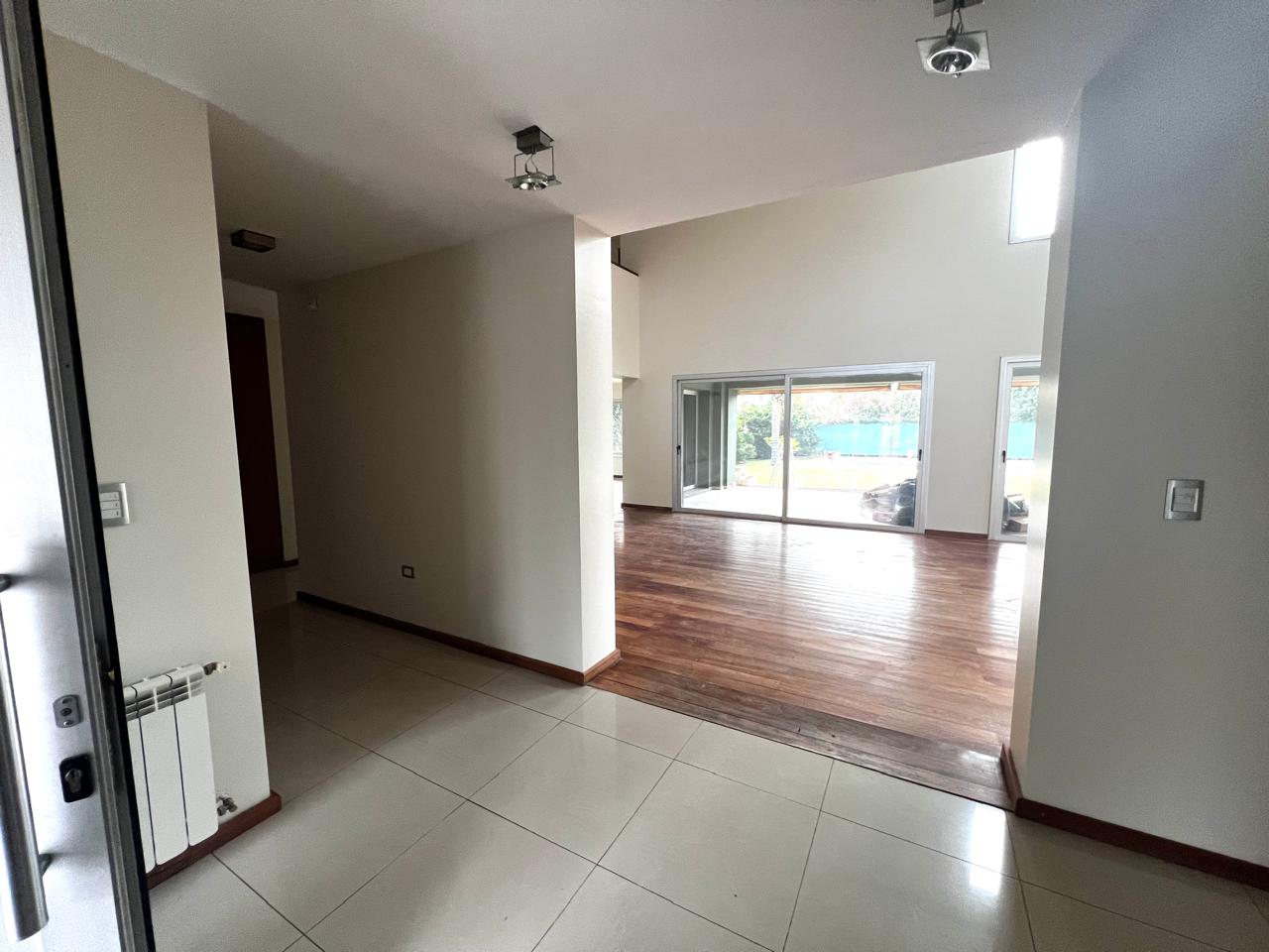 Casa a la Venta Altos del Chateau 5 dorm. La casa combina Elegancia y Funcionalidad. Recibe menor