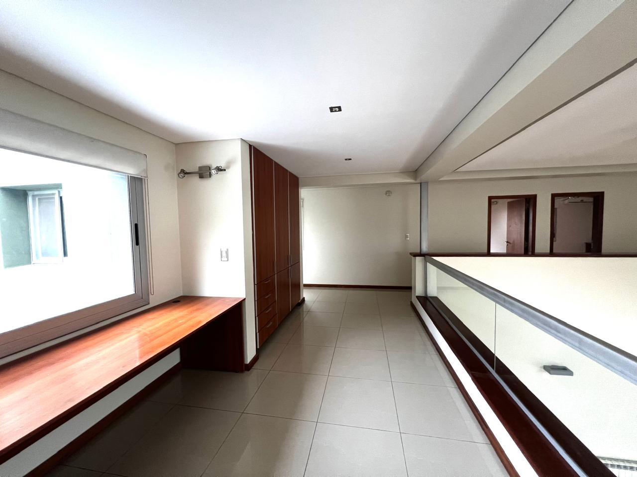 Casa a la Venta Altos del Chateau 5 dorm. La casa combina Elegancia y Funcionalidad. Recibe menor