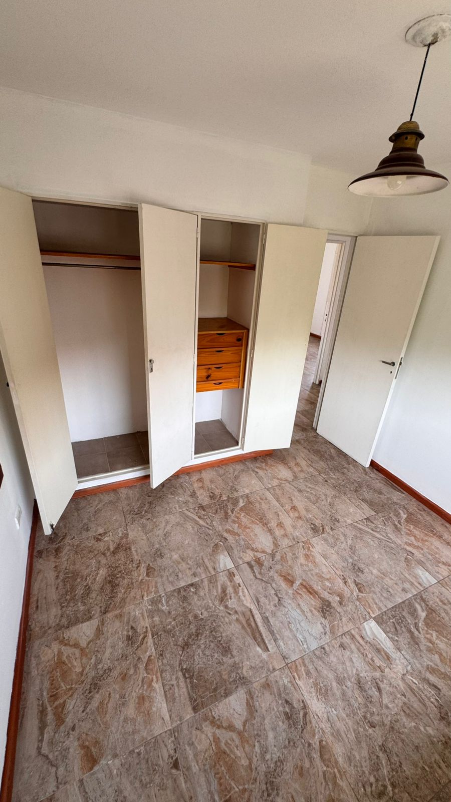 ALQUILER DEPARTAMENTO 3 DORMITORIOS POR ESCALERA EN BARRIO CHATEAU CARRERAS