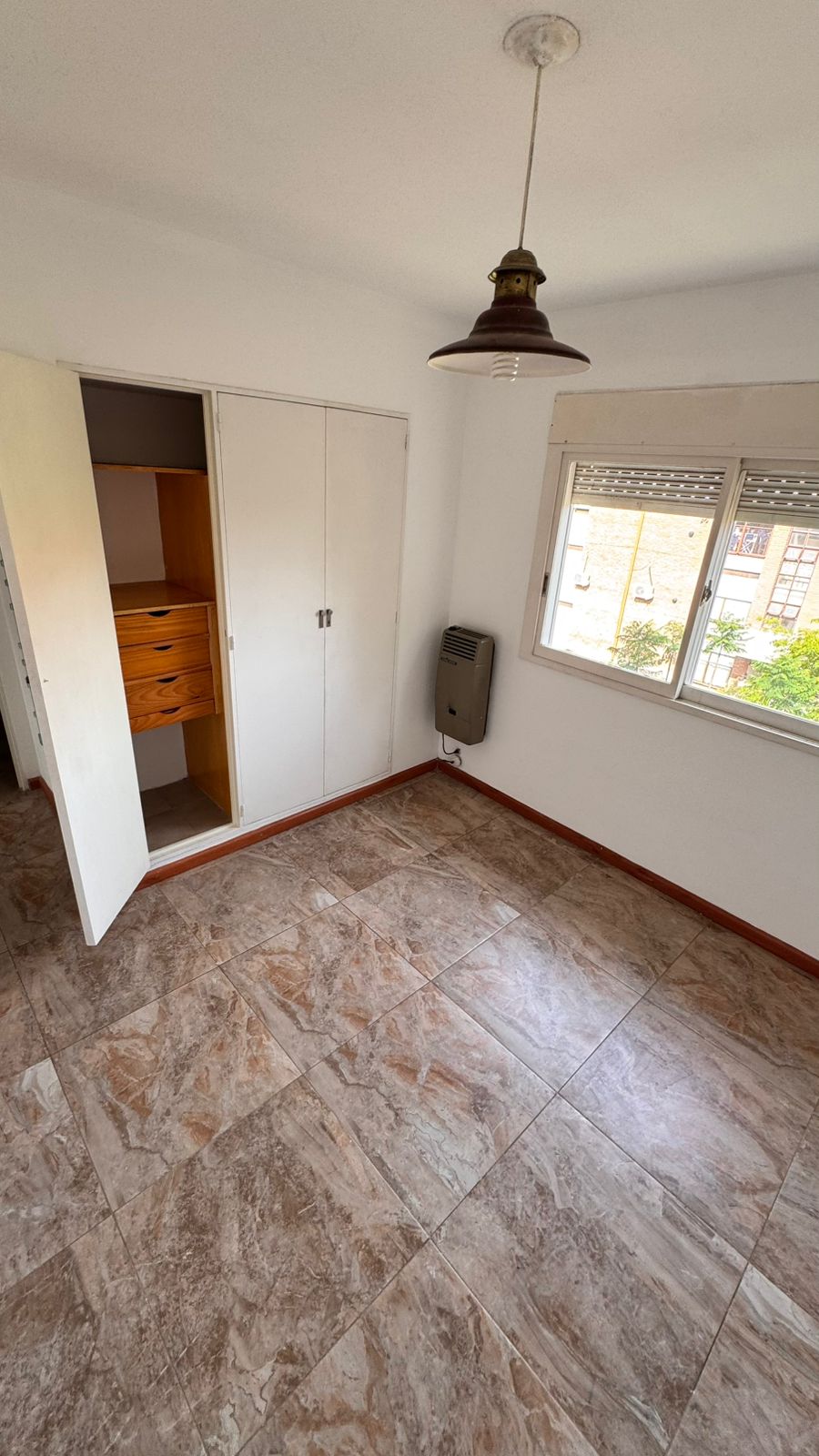 ALQUILER DEPARTAMENTO 3 DORMITORIOS POR ESCALERA EN BARRIO CHATEAU CARRERAS