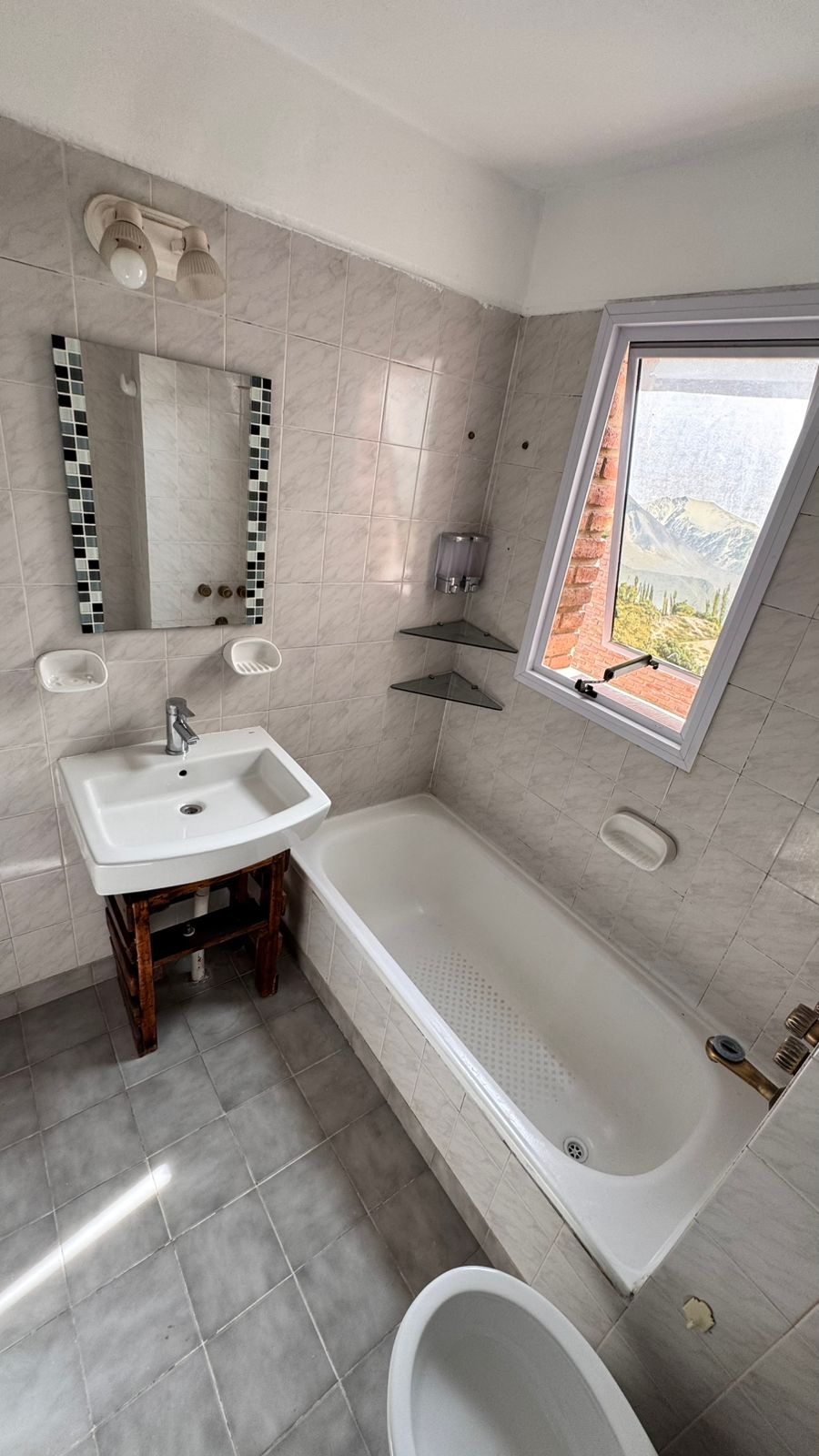 ALQUILER DEPARTAMENTO 3 DORMITORIOS POR ESCALERA EN BARRIO CHATEAU CARRERAS