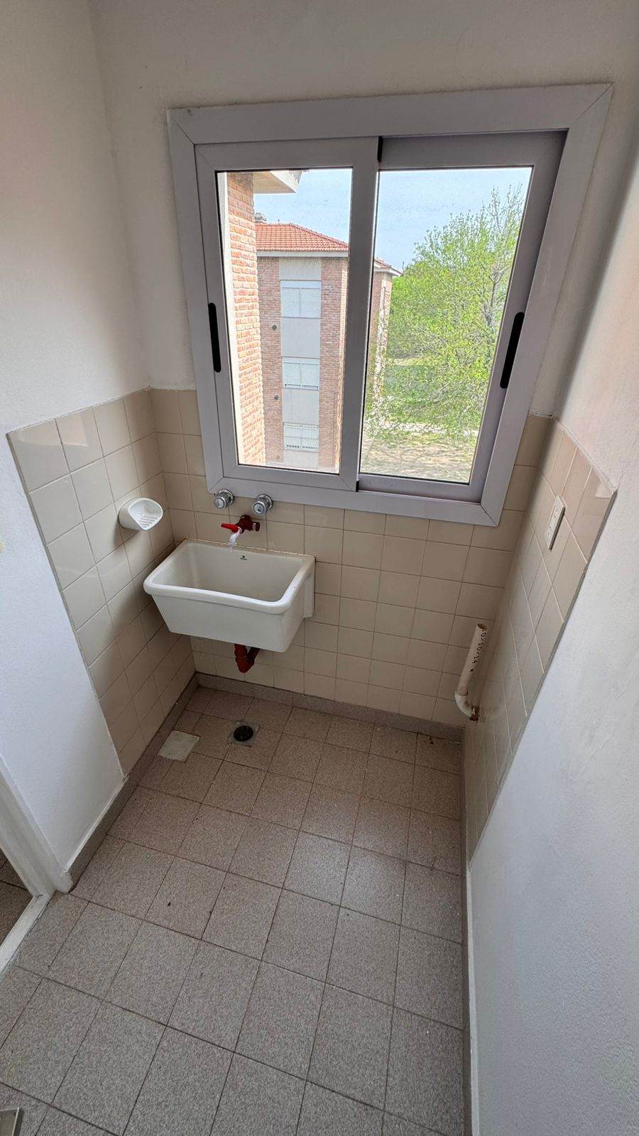 ALQUILER DEPARTAMENTO 3 DORMITORIOS POR ESCALERA EN BARRIO CHATEAU CARRERAS