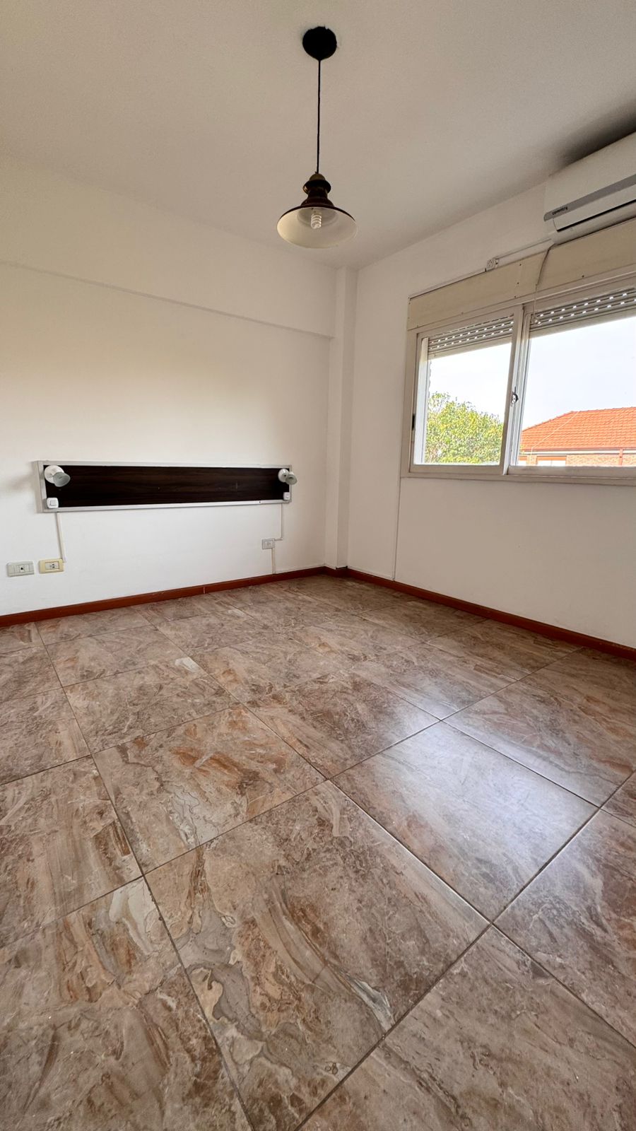 ALQUILER DEPARTAMENTO 3 DORMITORIOS POR ESCALERA EN BARRIO CHATEAU CARRERAS