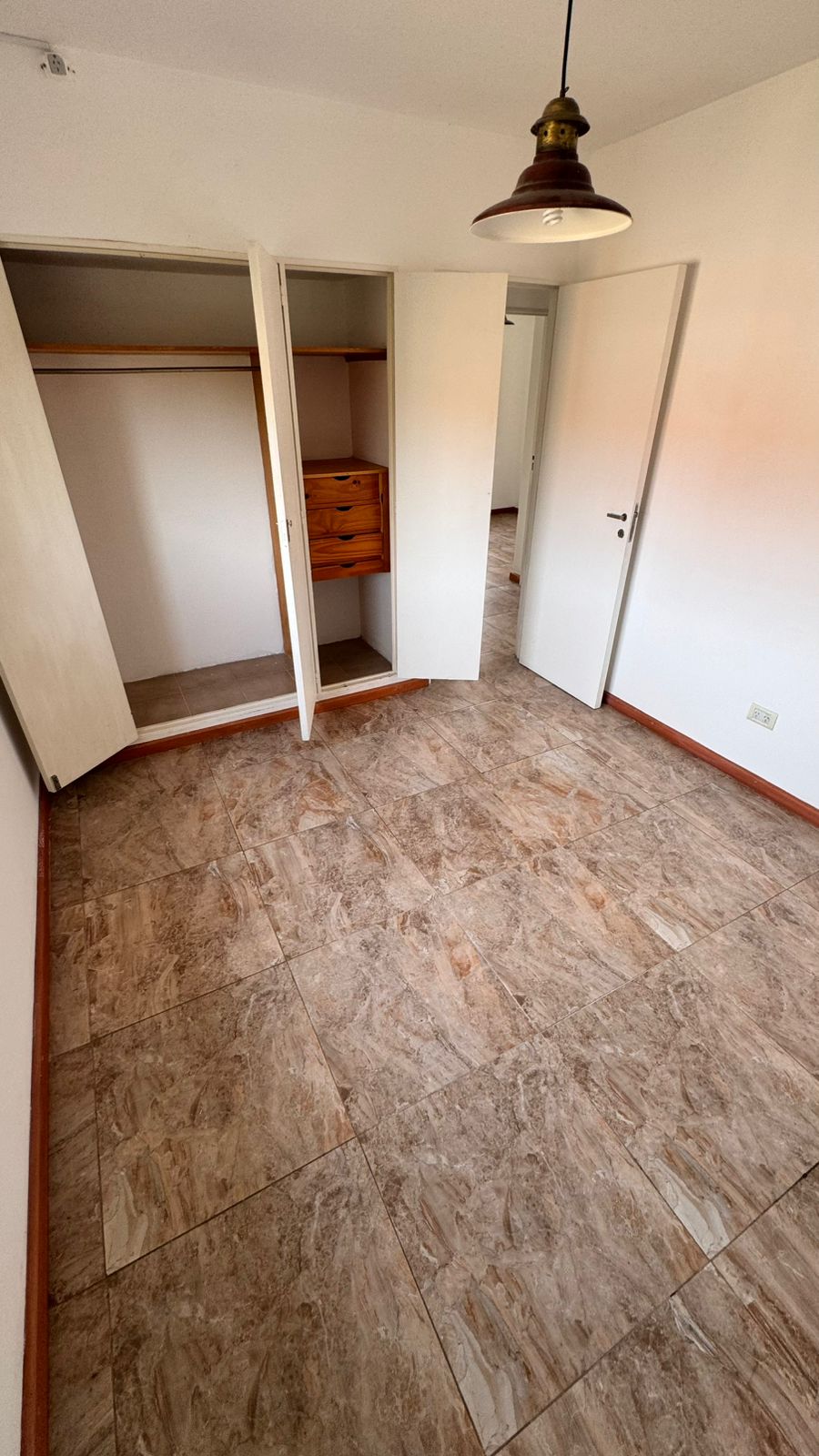 ALQUILER DEPARTAMENTO 3 DORMITORIOS POR ESCALERA EN BARRIO CHATEAU CARRERAS