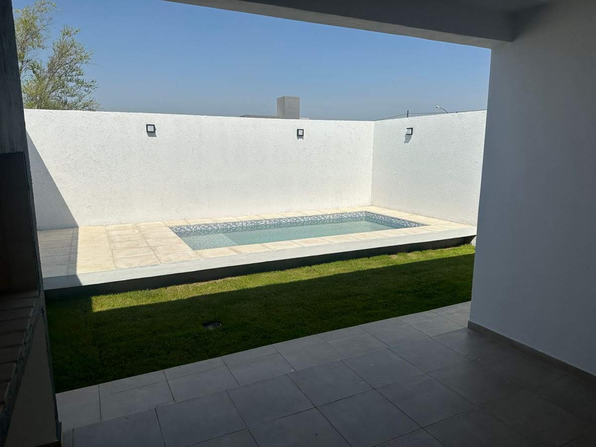 Casa 2 dormitorios y pileta - Villa Allende