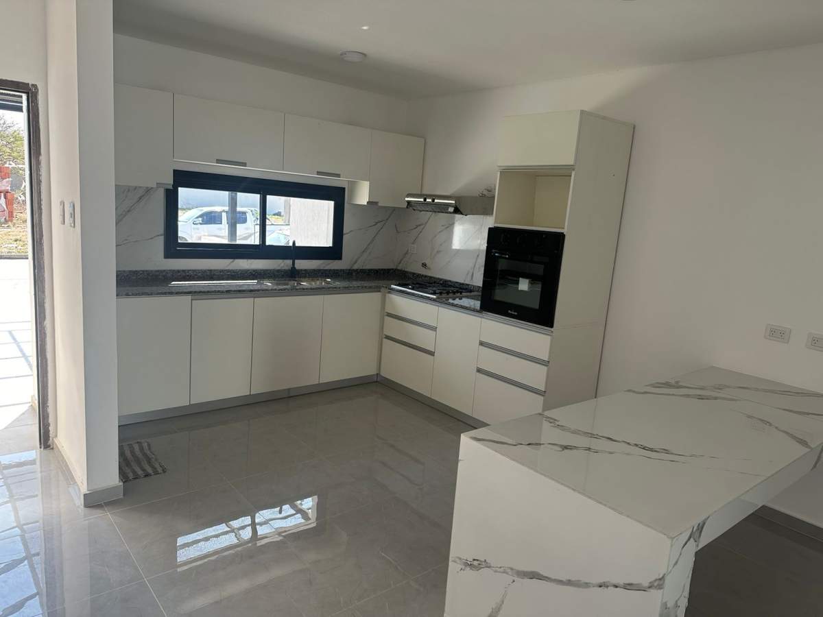 Casa 2 dormitorios y pileta - Villa Allende