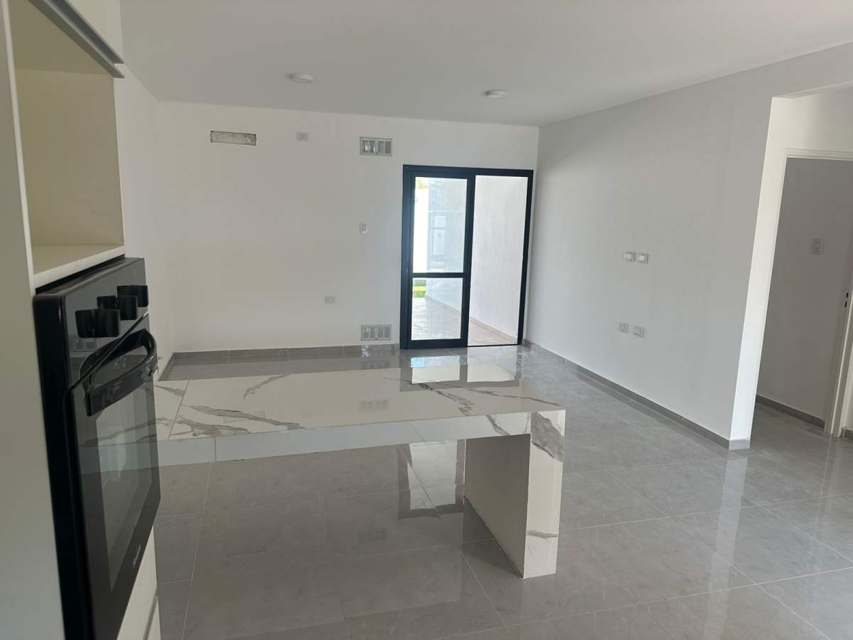 Casa 2 dormitorios y pileta - Villa Allende