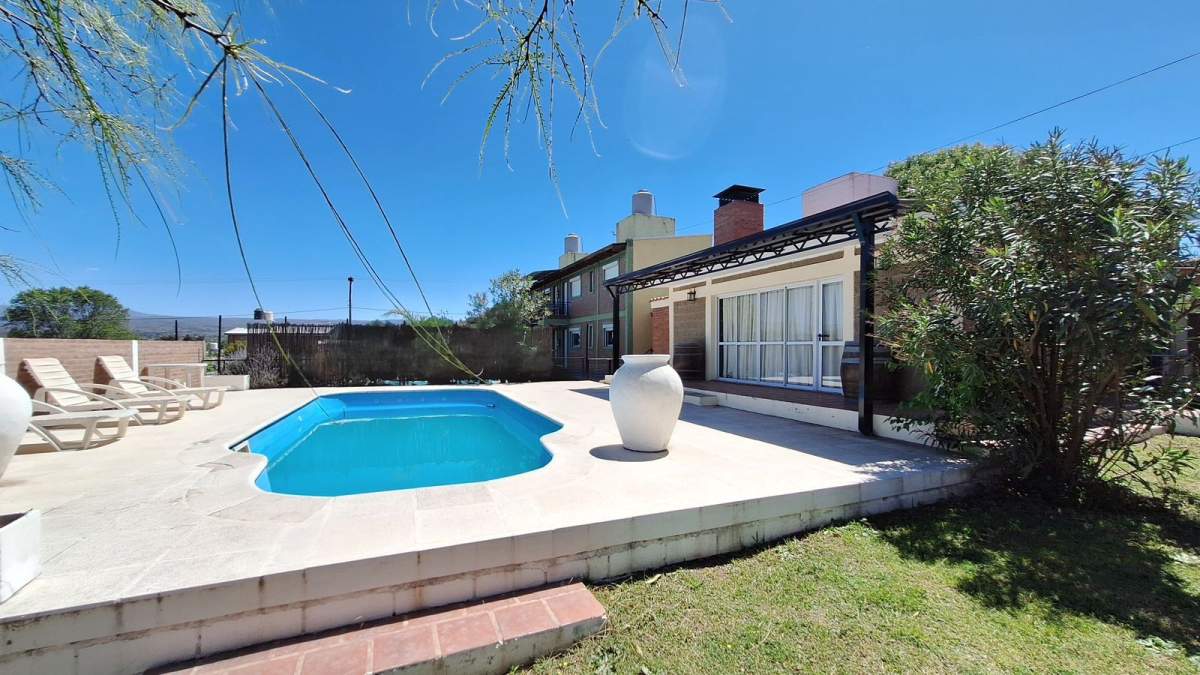 IMPONENTE CASA DE 2 PLANTAS CON PILETA Y QUINCHO CERRADO EN TANTI