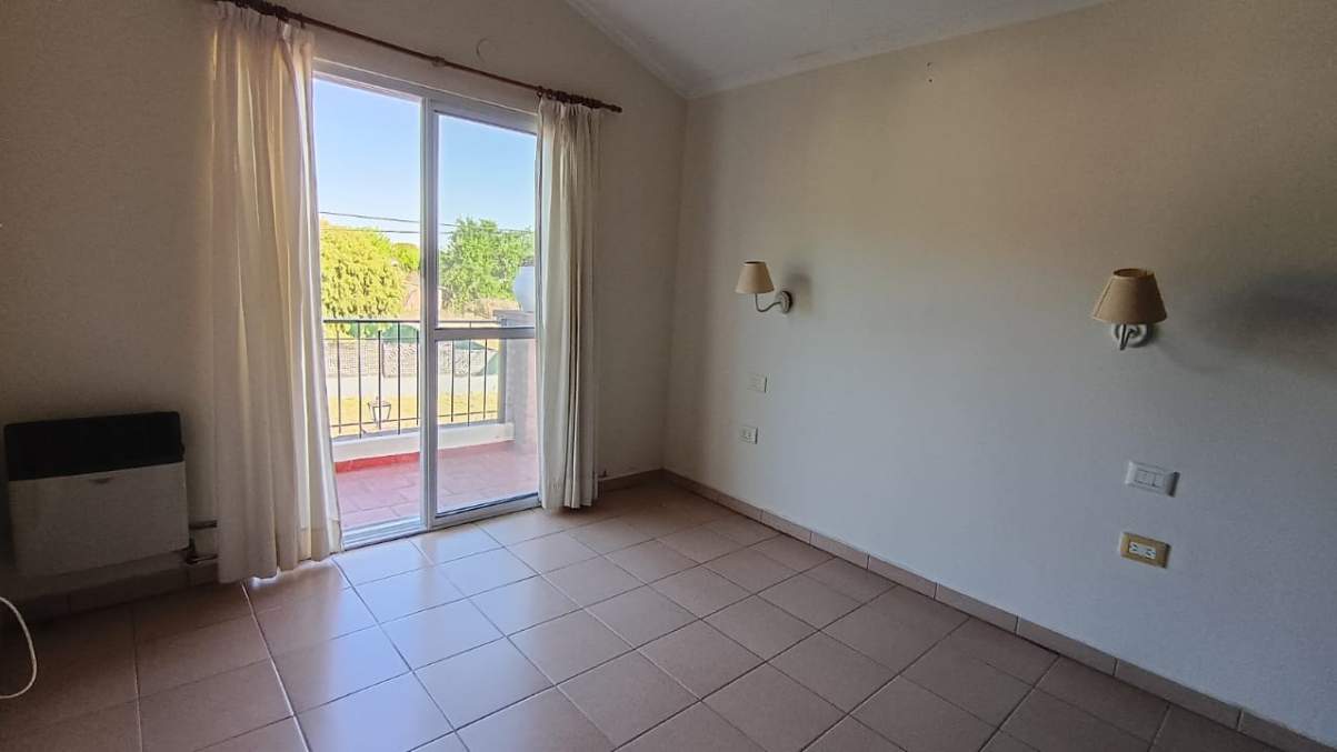 IMPONENTE CASA DE 2 PLANTAS CON PILETA Y QUINCHO CERRADO EN TANTI