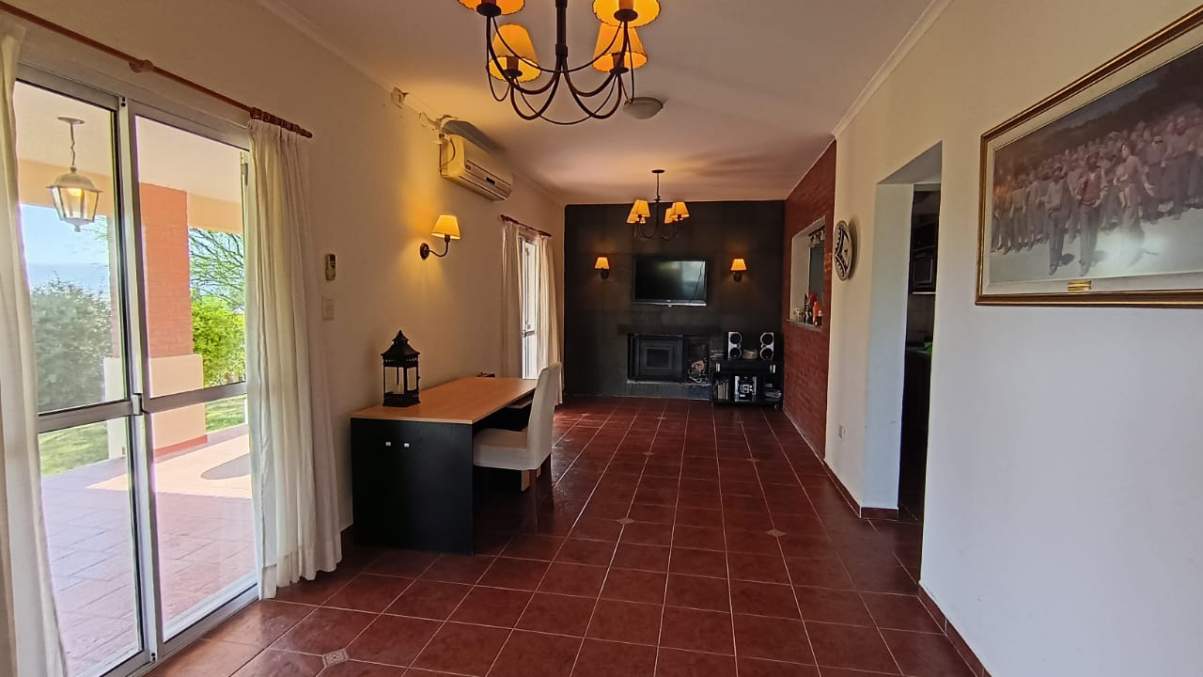 IMPONENTE CASA DE 2 PLANTAS CON PILETA Y QUINCHO CERRADO EN TANTI