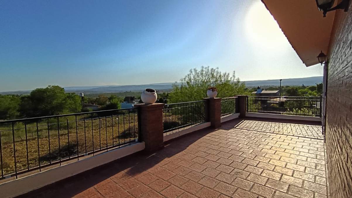 IMPONENTE CASA DE 2 PLANTAS CON PILETA Y QUINCHO CERRADO EN TANTI