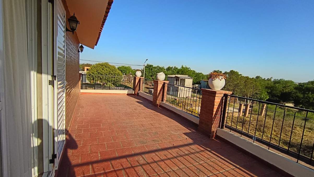 IMPONENTE CASA DE 2 PLANTAS CON PILETA Y QUINCHO CERRADO EN TANTI