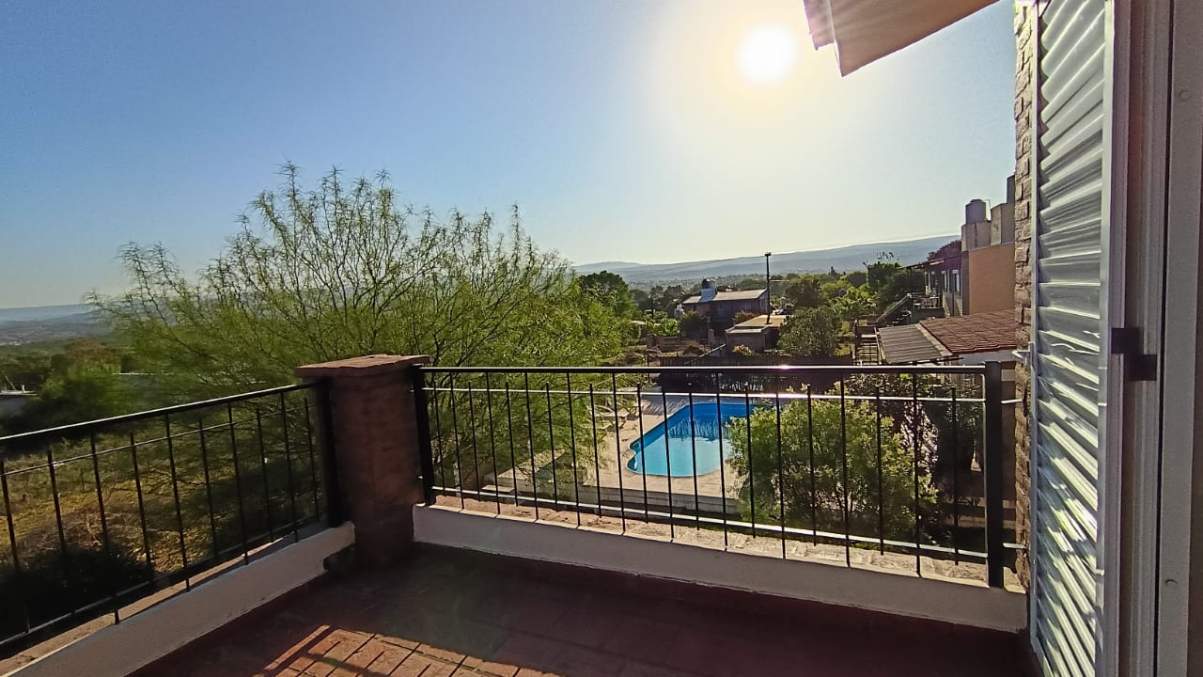 IMPONENTE CASA DE 2 PLANTAS CON PILETA Y QUINCHO CERRADO EN TANTI