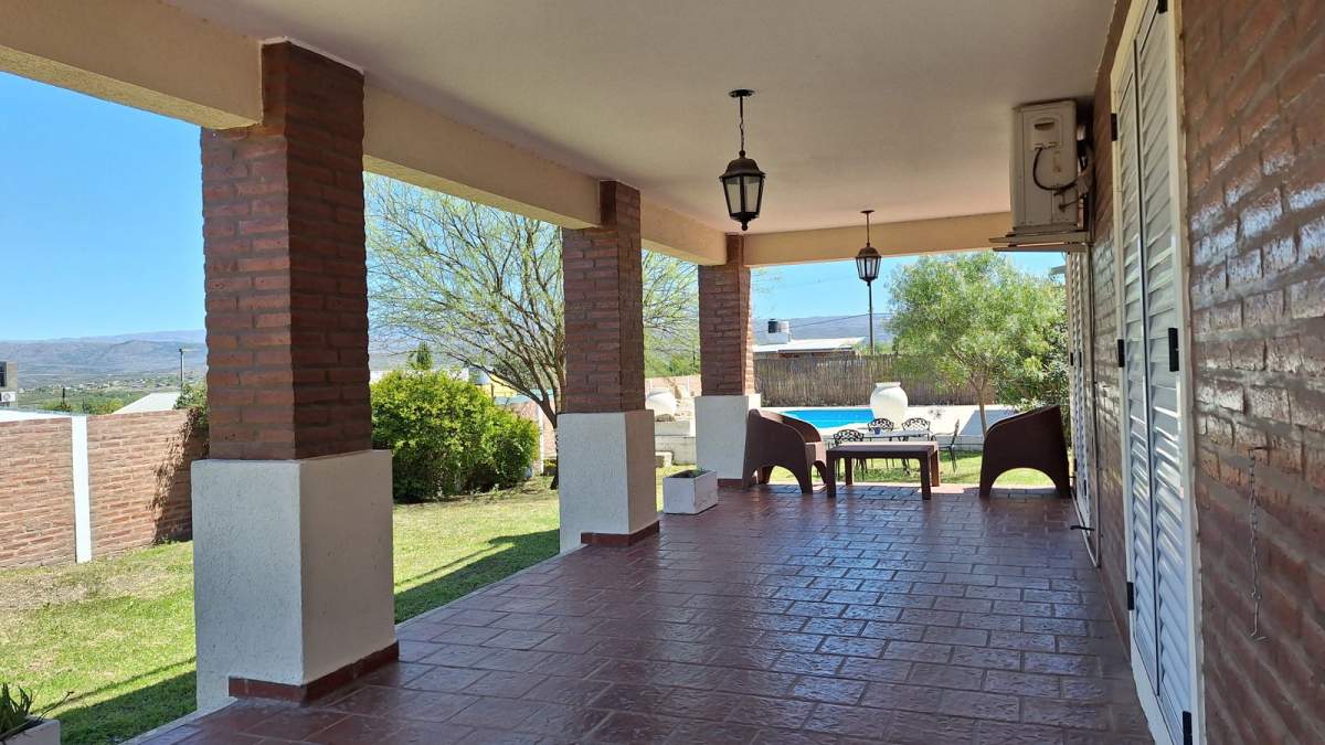 IMPONENTE CASA DE 2 PLANTAS CON PILETA Y QUINCHO CERRADO EN TANTI