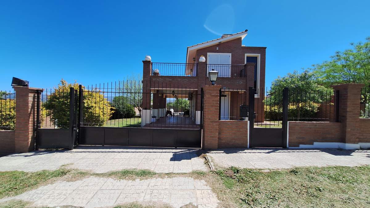 IMPONENTE CASA DE 2 PLANTAS CON PILETA Y QUINCHO CERRADO EN TANTI