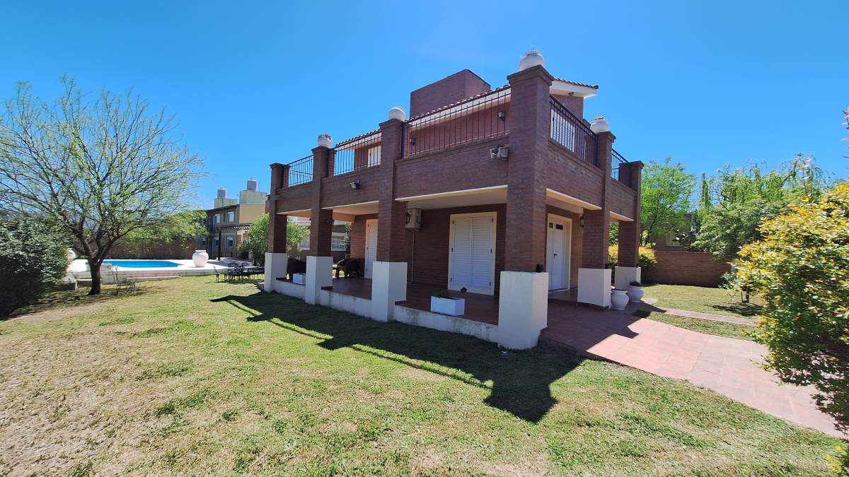 IMPONENTE CASA DE 2 PLANTAS CON PILETA Y QUINCHO CERRADO EN TANTI