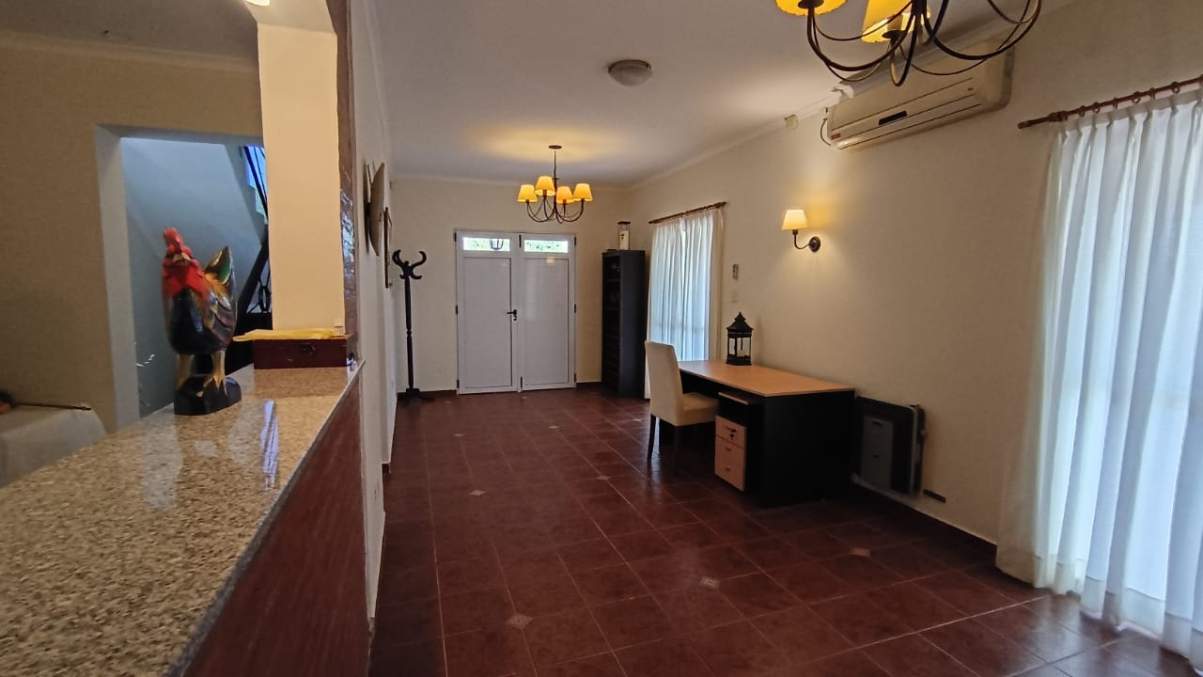 IMPONENTE CASA DE 2 PLANTAS CON PILETA Y QUINCHO CERRADO EN TANTI