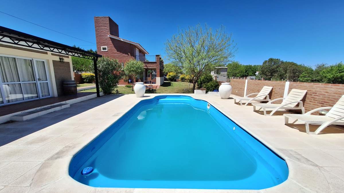 IMPONENTE CASA DE 2 PLANTAS CON PILETA Y QUINCHO CERRADO EN TANTI