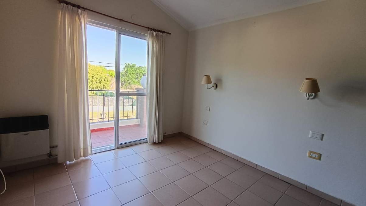 IMPONENTE CASA DE 2 PLANTAS CON PILETA Y QUINCHO CERRADO EN TANTI