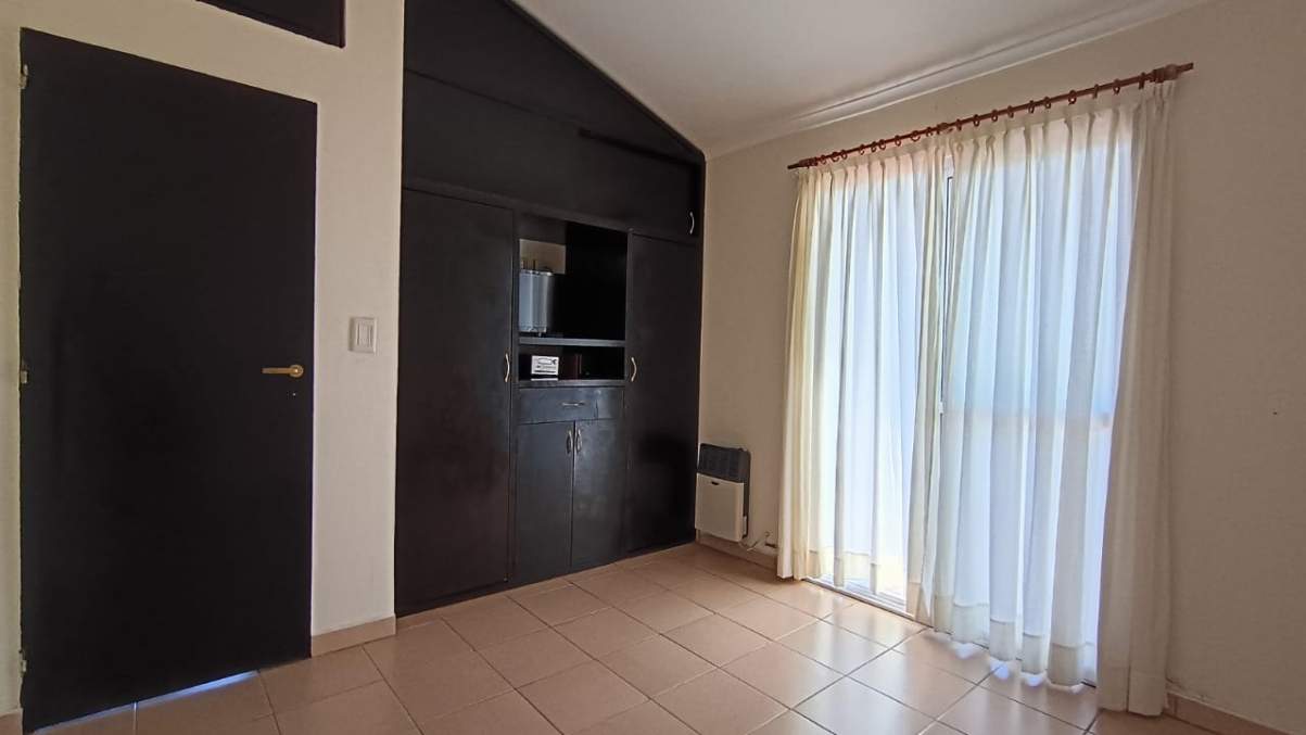 IMPONENTE CASA DE 2 PLANTAS CON PILETA Y QUINCHO CERRADO EN TANTI