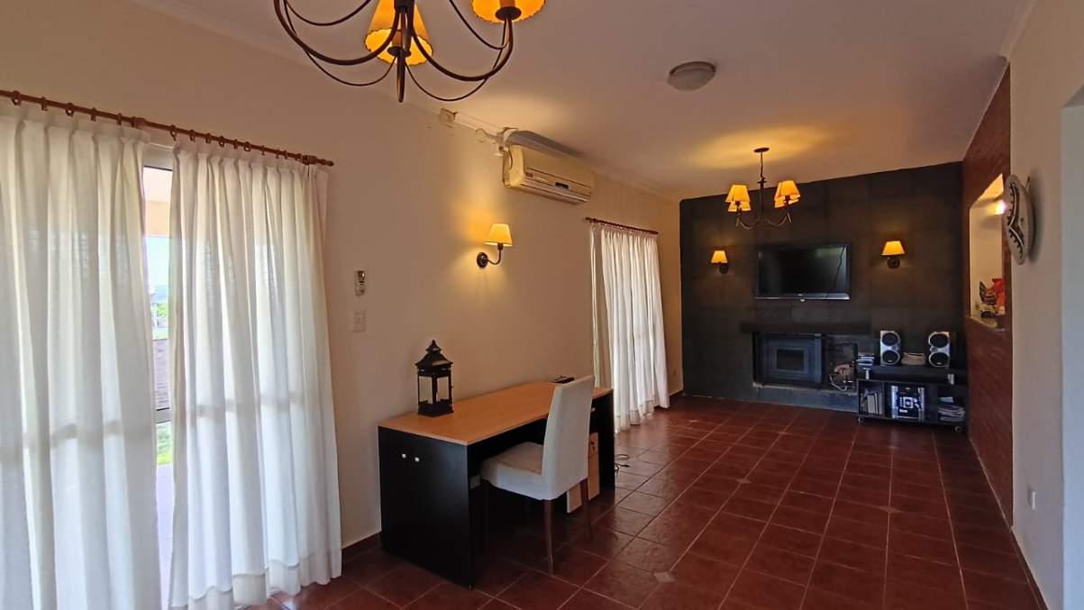 IMPONENTE CASA DE 2 PLANTAS CON PILETA Y QUINCHO CERRADO EN TANTI