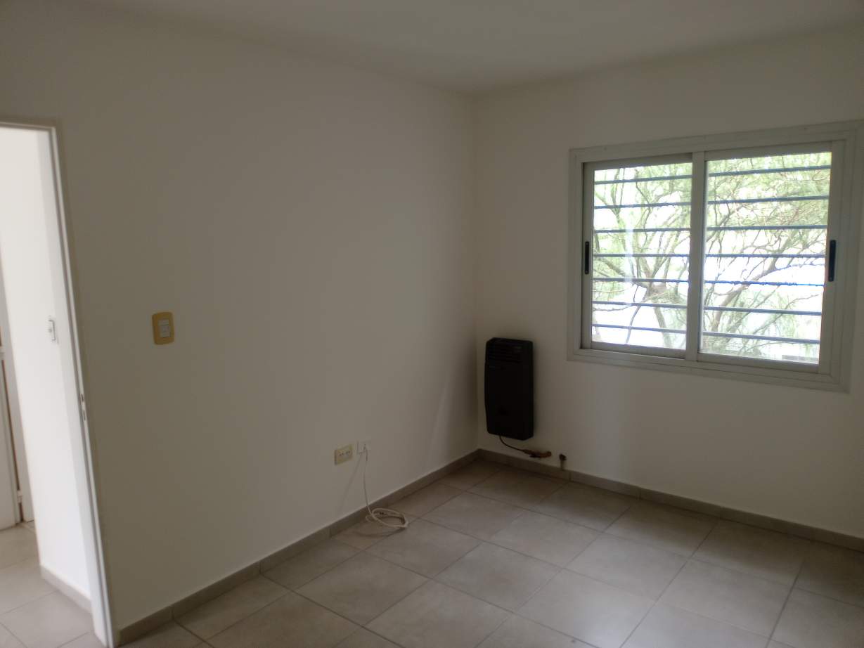 Dúplex muy bien ubicado, a 10 mts de Av. Chancay, frente al Club Botánico, en calle José Cabero 5615