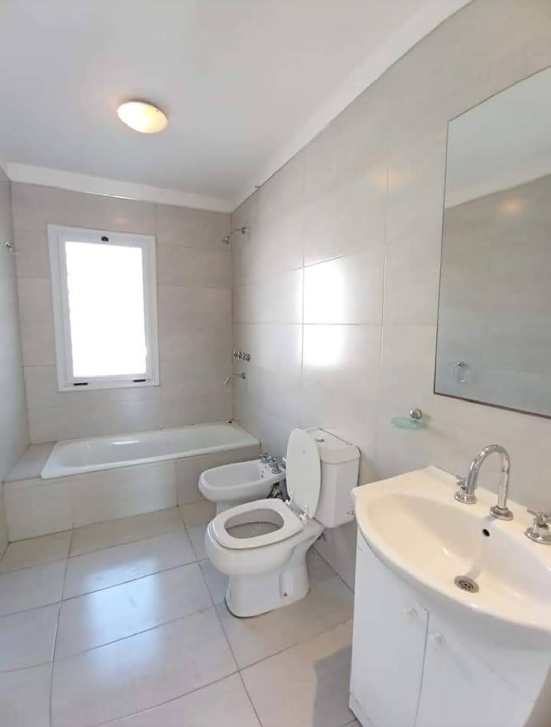 Dúplex muy bien ubicado, a 10 mts de Av. Chancay, frente al Club Botánico, en calle José Cabero 5615