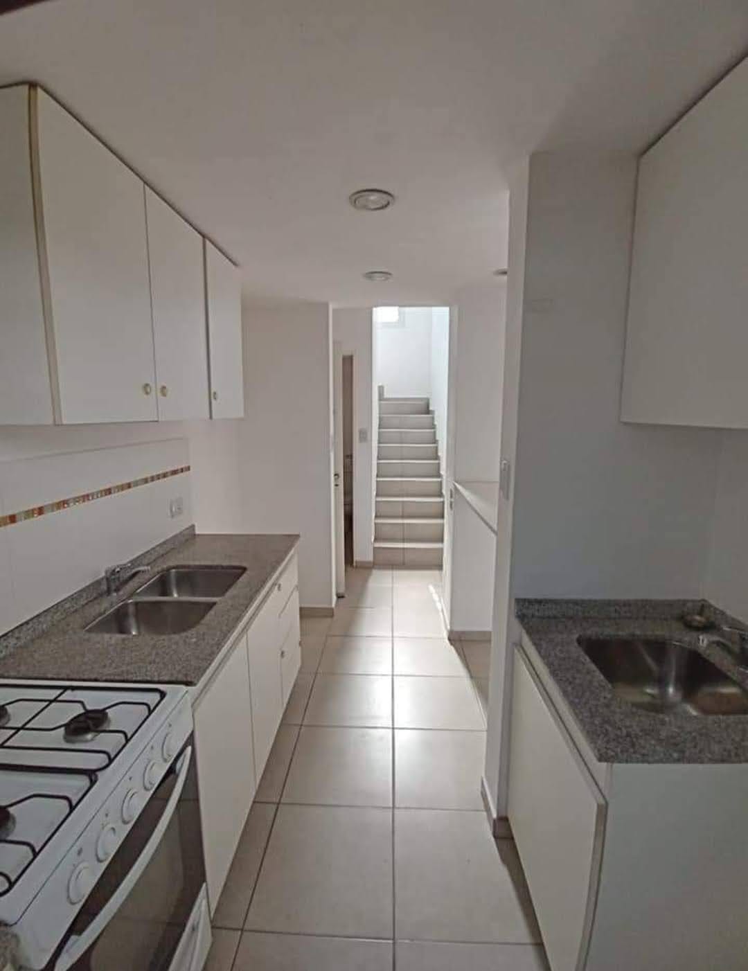 Dúplex muy bien ubicado, a 10 mts de Av. Chancay, frente al Club Botánico, en calle José Cabero 5615