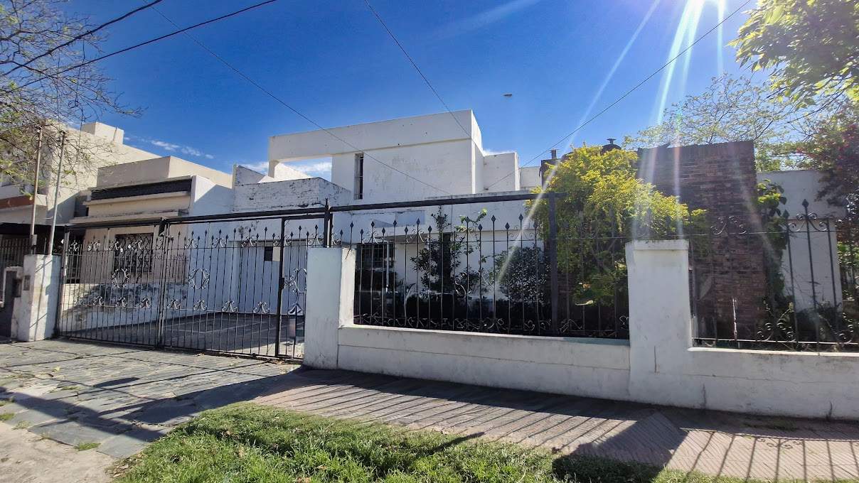 VENTA CASA 4 DORM COCHERA BARRIO ESCOBAR