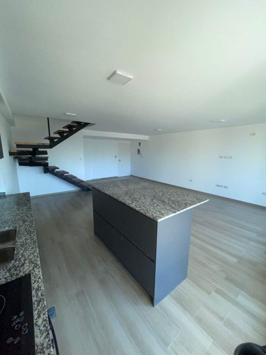 DUPLEX DE TRES DORMITORIOS, TRES BAÑOS, COCHERA DOBLE Y BALCON