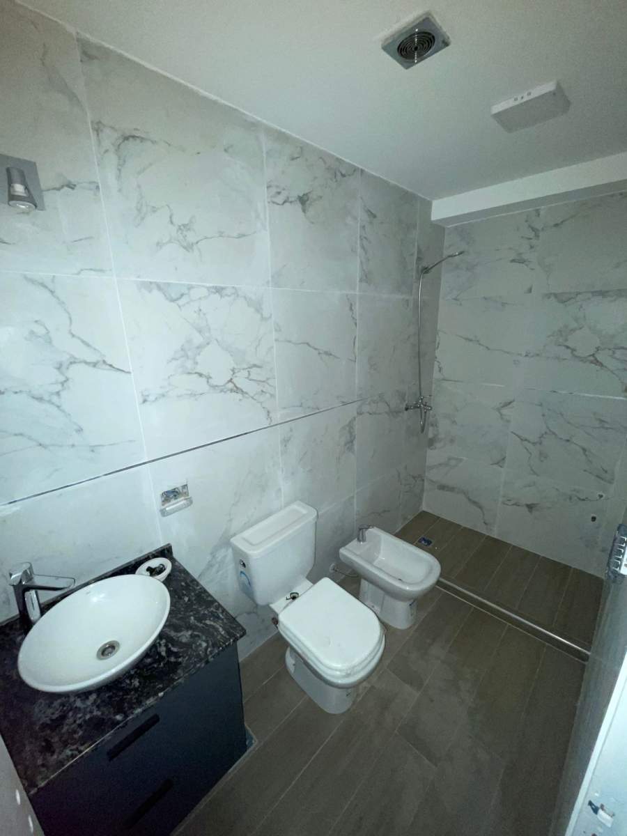 DUPLEX DE TRES DORMITORIOS, TRES BAÑOS, COCHERA DOBLE Y BALCON