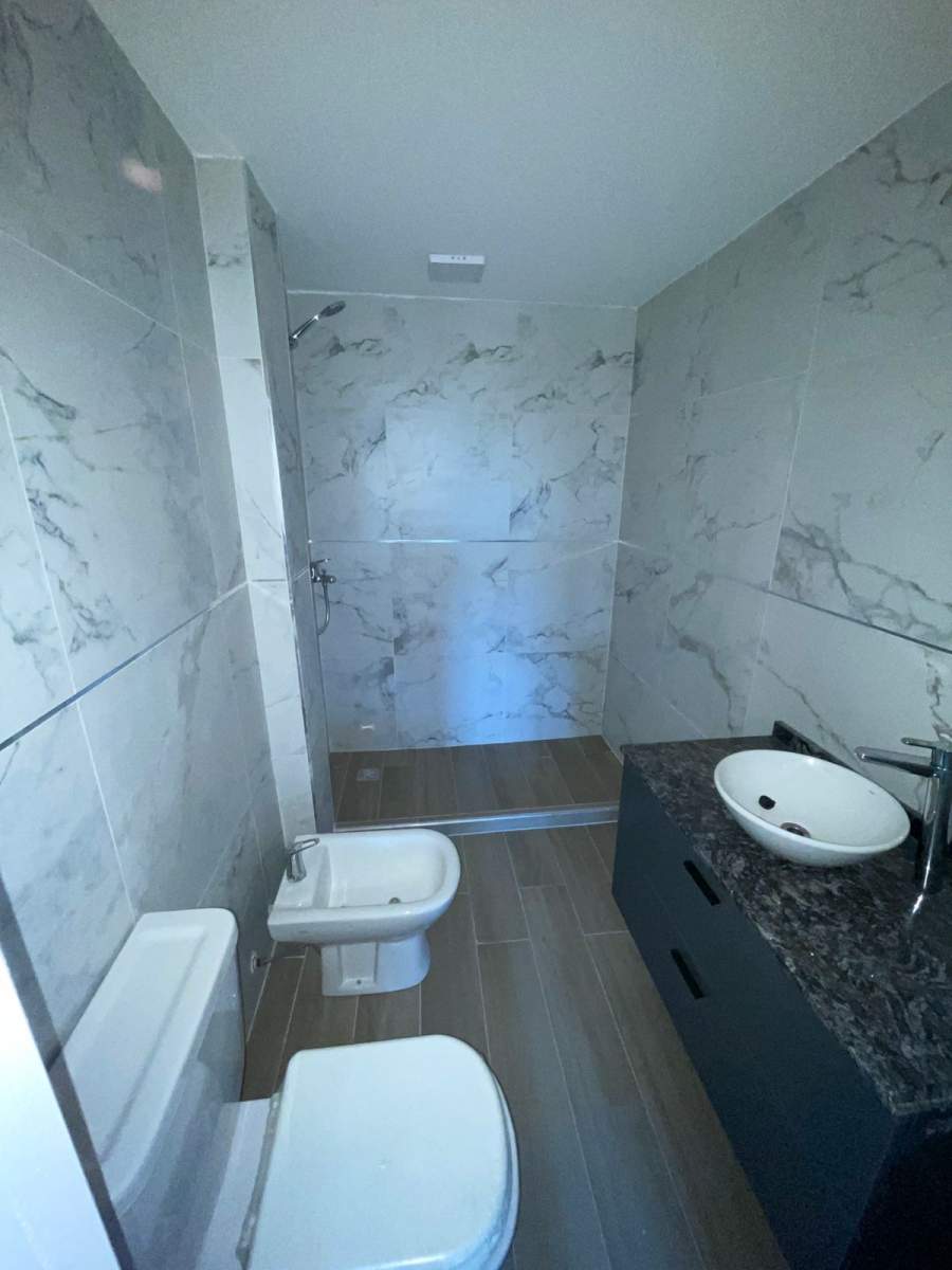 DUPLEX DE TRES DORMITORIOS, TRES BAÑOS, COCHERA DOBLE Y BALCON