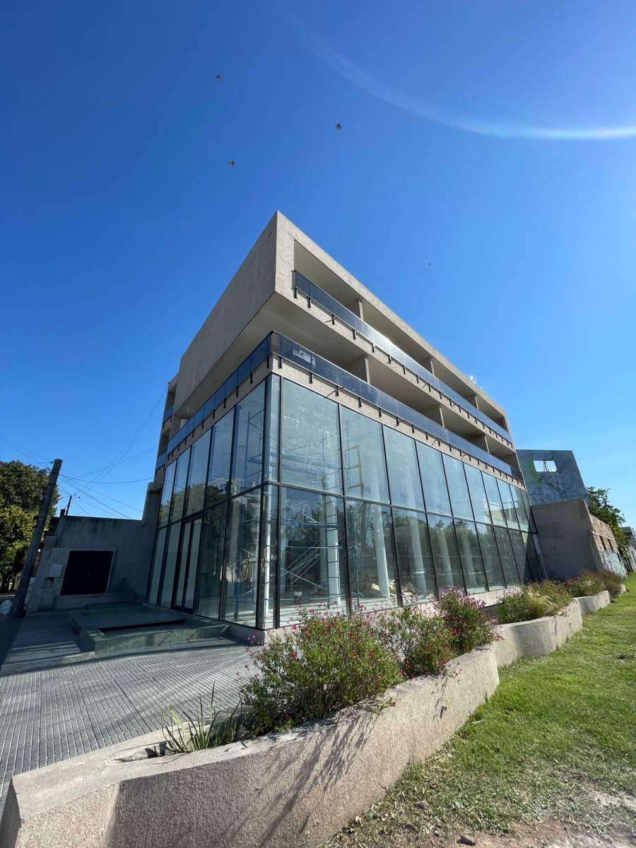 DUPLEX DE TRES DORMITORIOS, TRES BAÑOS, COCHERA DOBLE Y BALCON