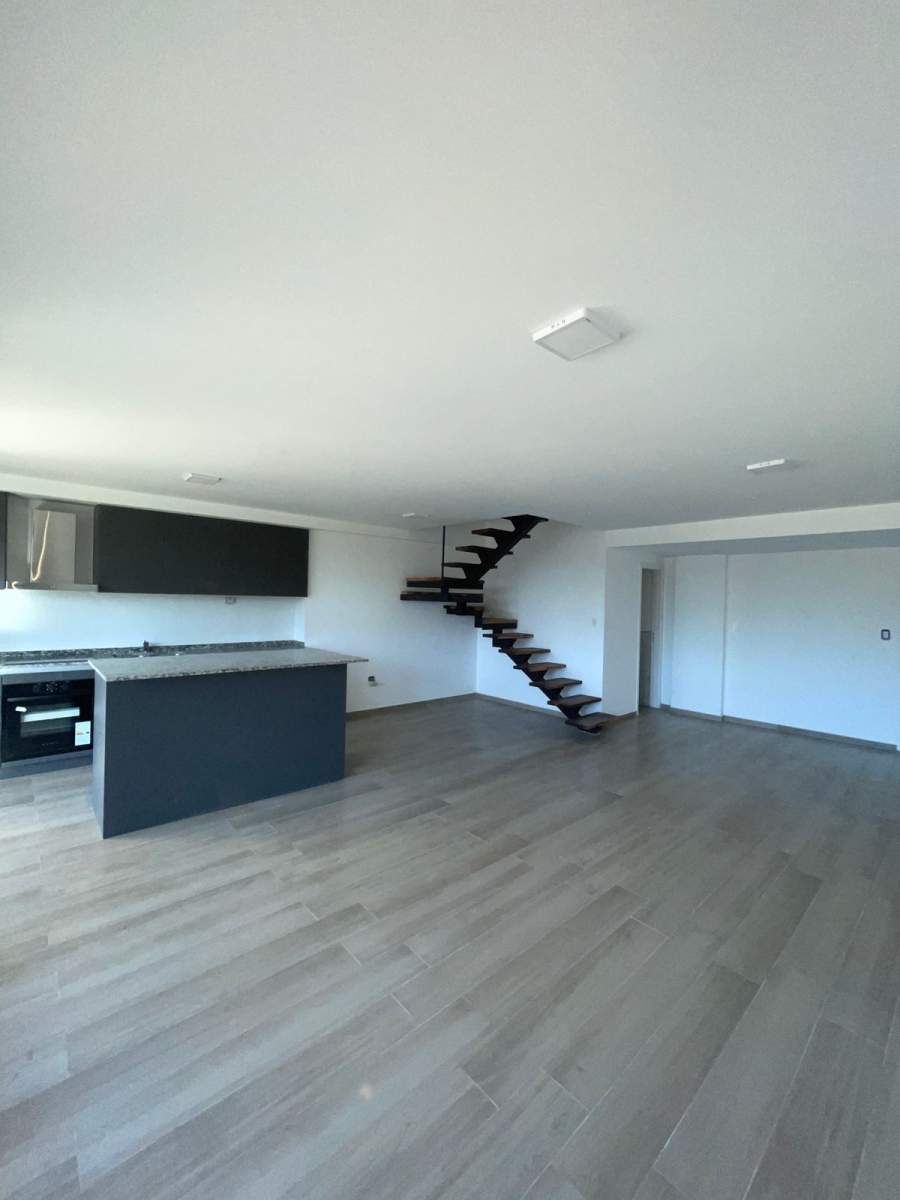 DUPLEX DE TRES DORMITORIOS, TRES BAÑOS, COCHERA DOBLE Y BALCON