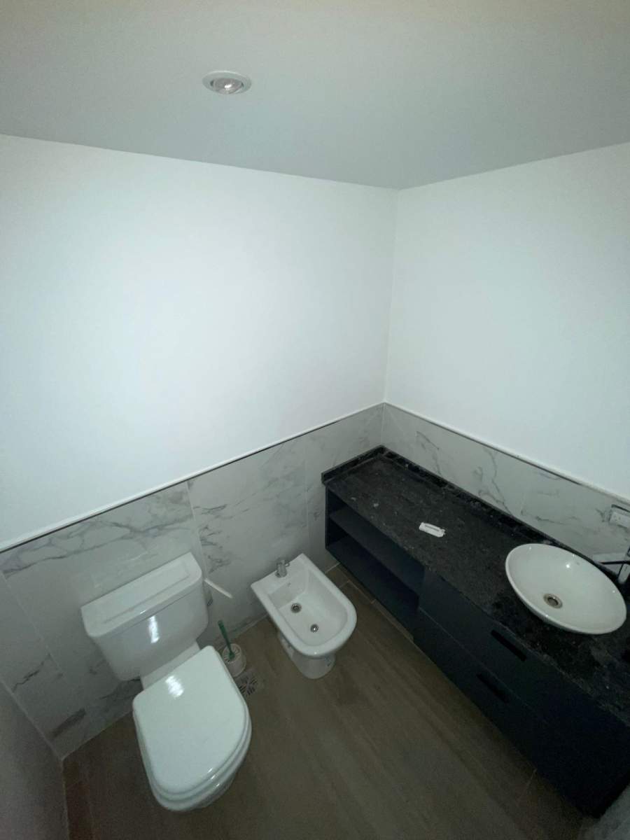 DUPLEX DE TRES DORMITORIOS, TRES BAÑOS, COCHERA DOBLE Y BALCON