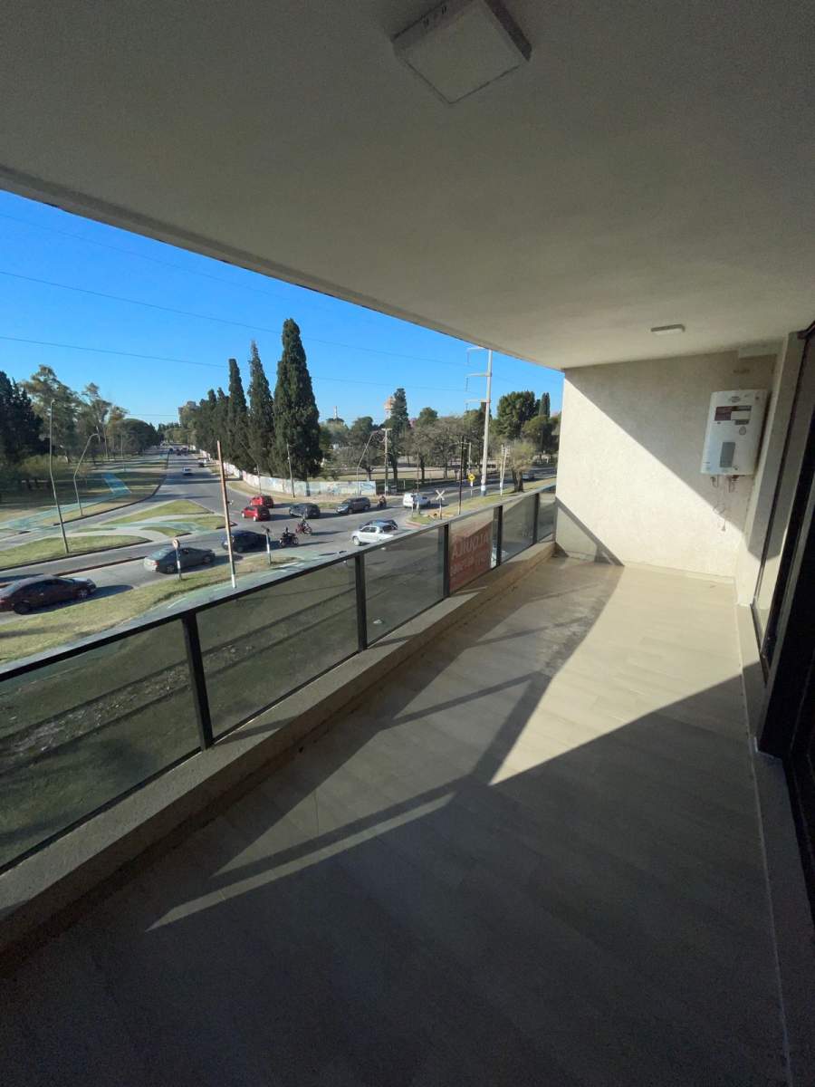 DUPLEX DE TRES DORMITORIOS, TRES BAÑOS, COCHERA DOBLE Y BALCON