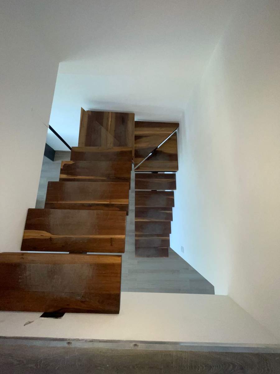 DUPLEX DE TRES DORMITORIOS, TRES BAÑOS, COCHERA DOBLE Y BALCON