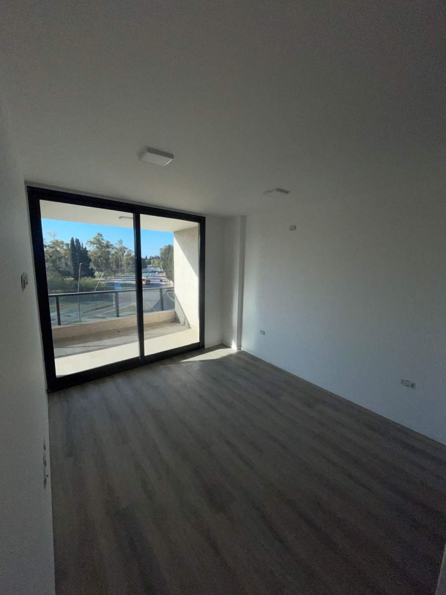 DUPLEX DE TRES DORMITORIOS, TRES BAÑOS, COCHERA DOBLE Y BALCON