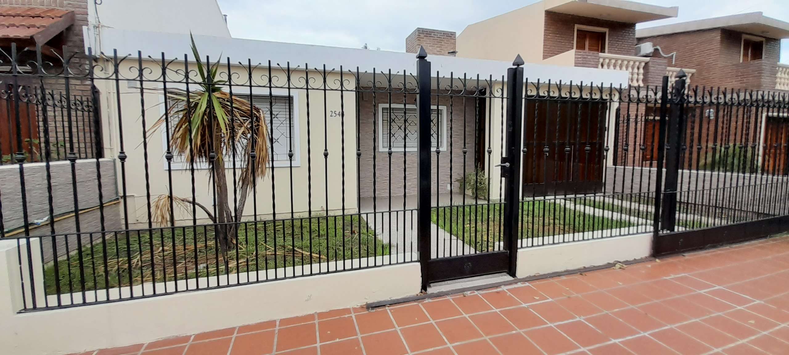 SANTA CLARA DE ASIS - CORREA DE SAA 2455 - CASA 2 DORMITORIOS CON GARAGE Y PATIO
