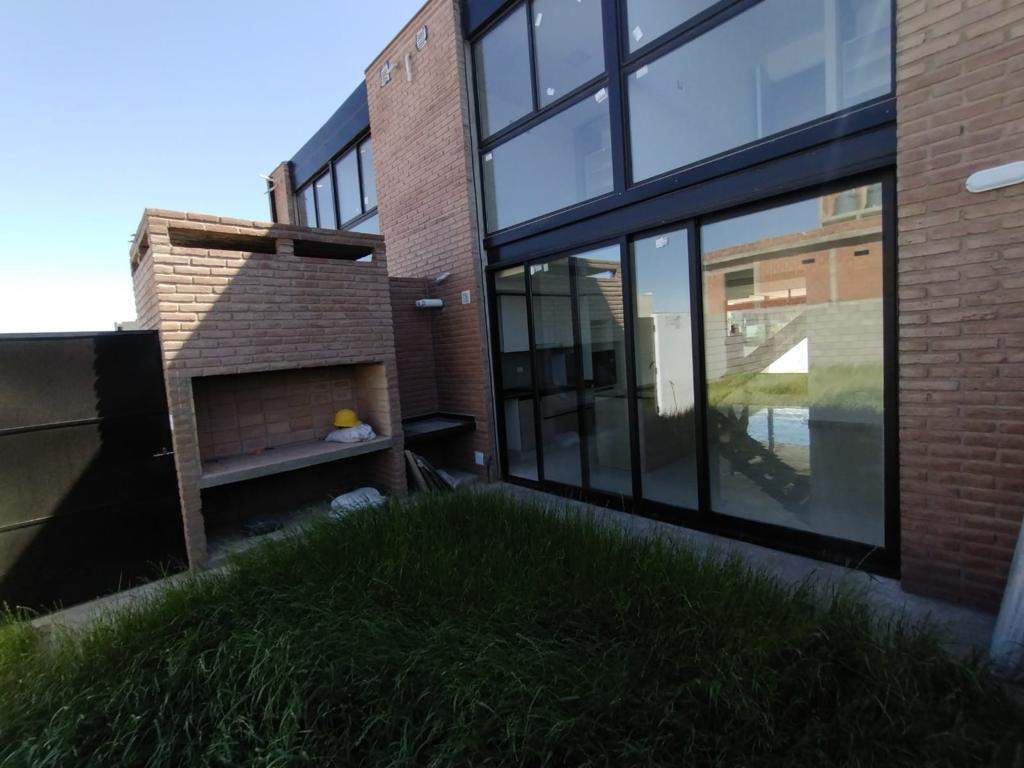 ALQUILER DUPLEX 3 DORM EN DOCTA URBANIZACIÓN