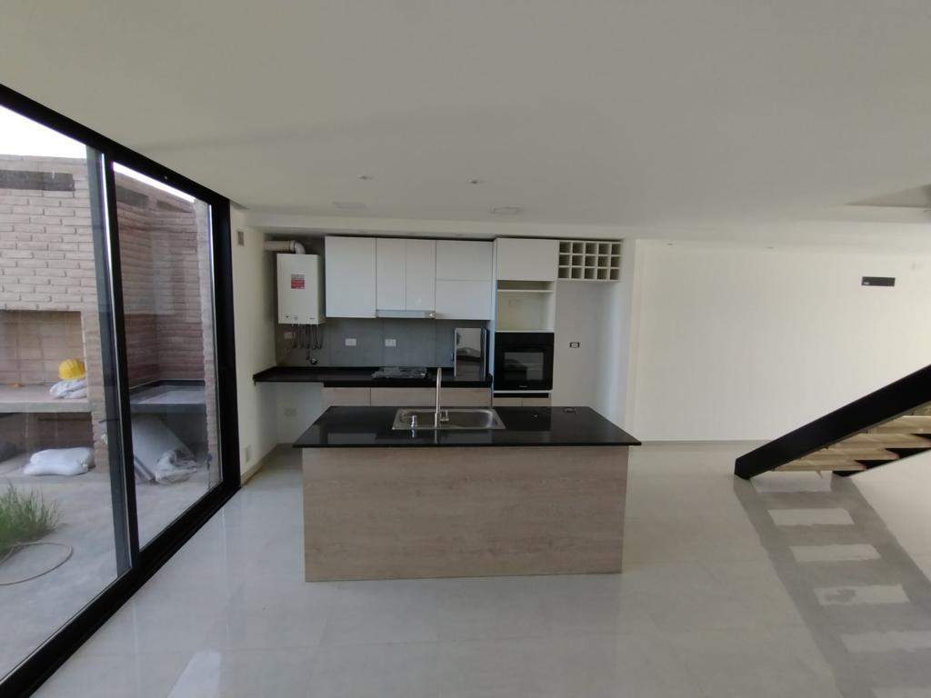 ALQUILER DUPLEX 3 DORM EN DOCTA URBANIZACIÓN