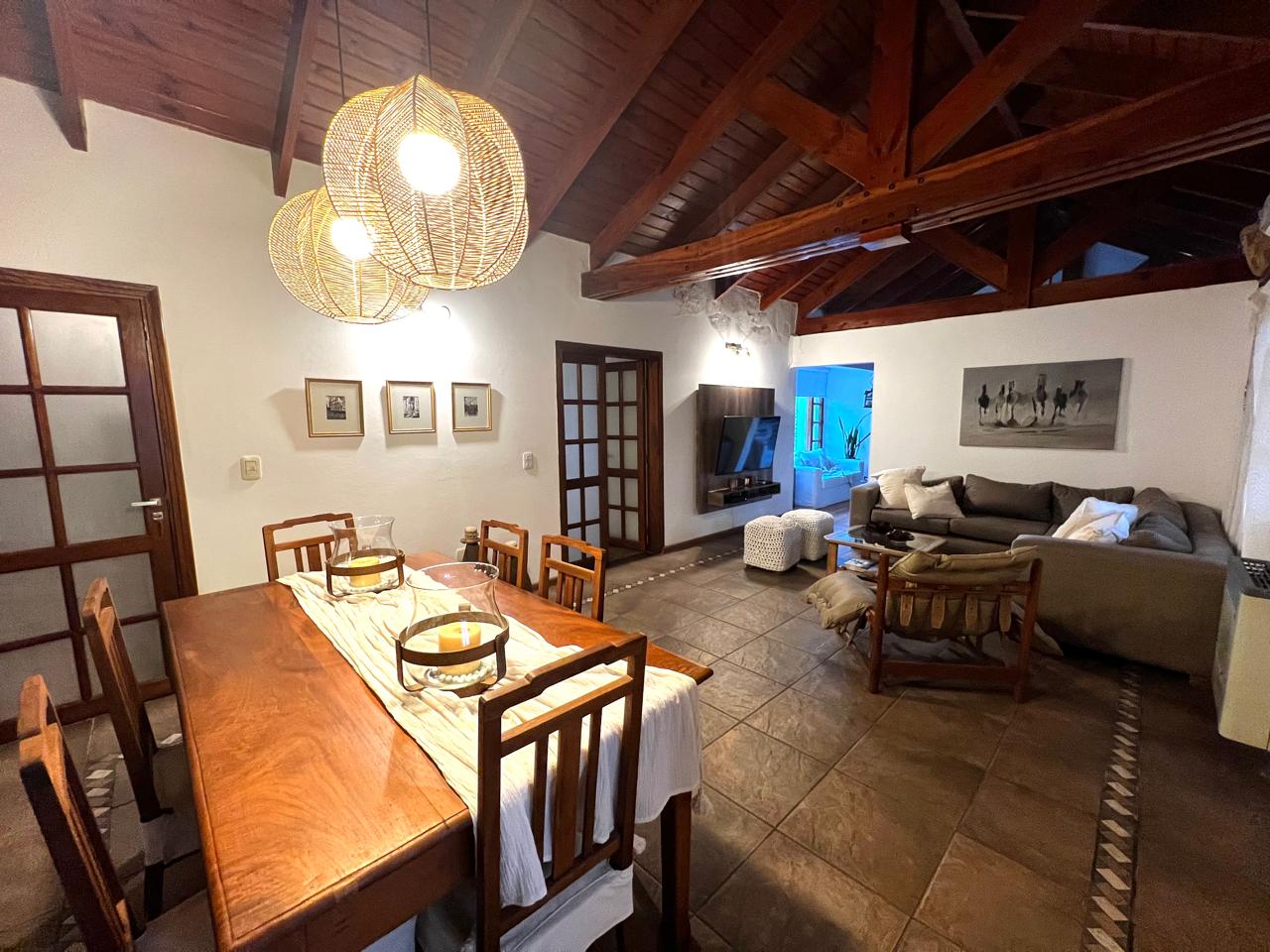 Casa en Venta construida en Planta Baja - Suite en Planta alta - 3 dorm y escritorio-funcional, luminosa-