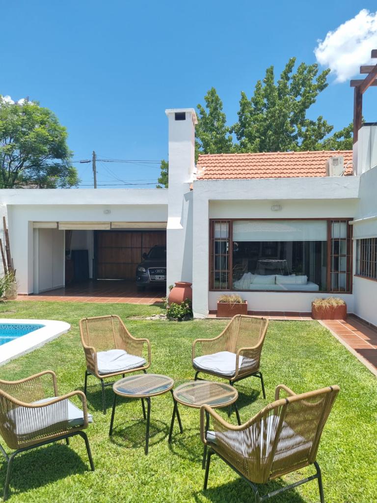 Casa en Venta construida en Planta Baja - Suite en Planta alta - 3 dorm y escritorio-funcional, luminosa-