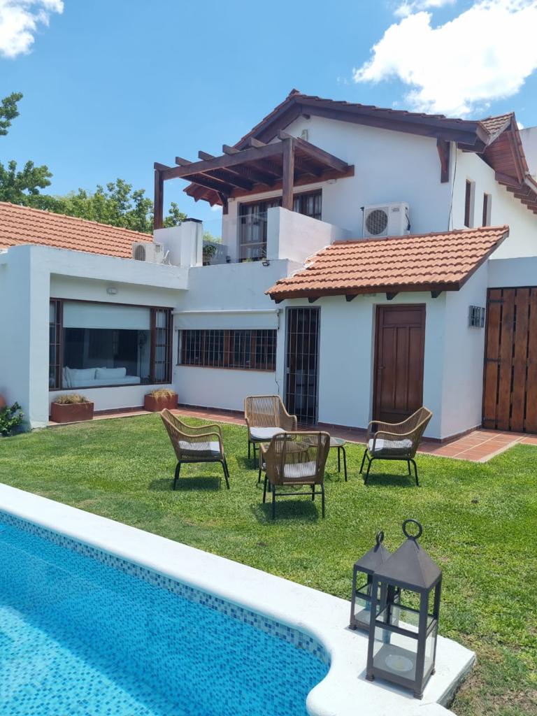 Casa en Venta construida en Planta Baja - Suite en Planta alta - 3 dorm y escritorio-funcional, luminosa-