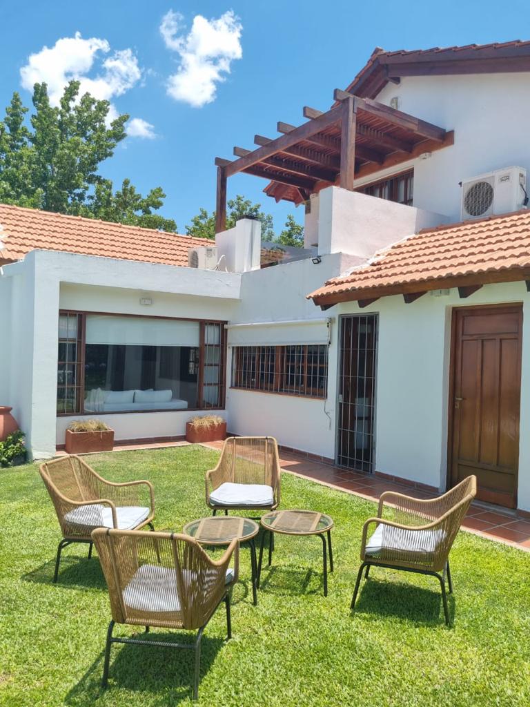 Casa en Venta construida en Planta Baja - Suite en Planta alta - 3 dorm y escritorio-funcional, luminosa-