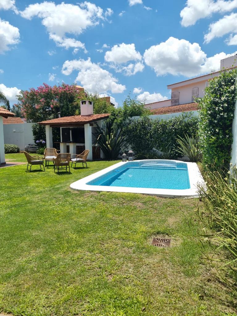 Casa en Venta construida en Planta Baja - Suite en Planta alta - 3 dorm y escritorio-funcional, luminosa-